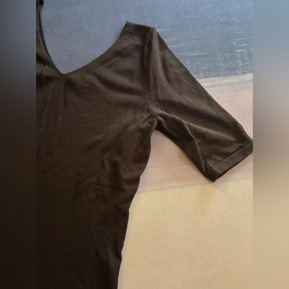 Loft V-Neck - Picture 2 of 6